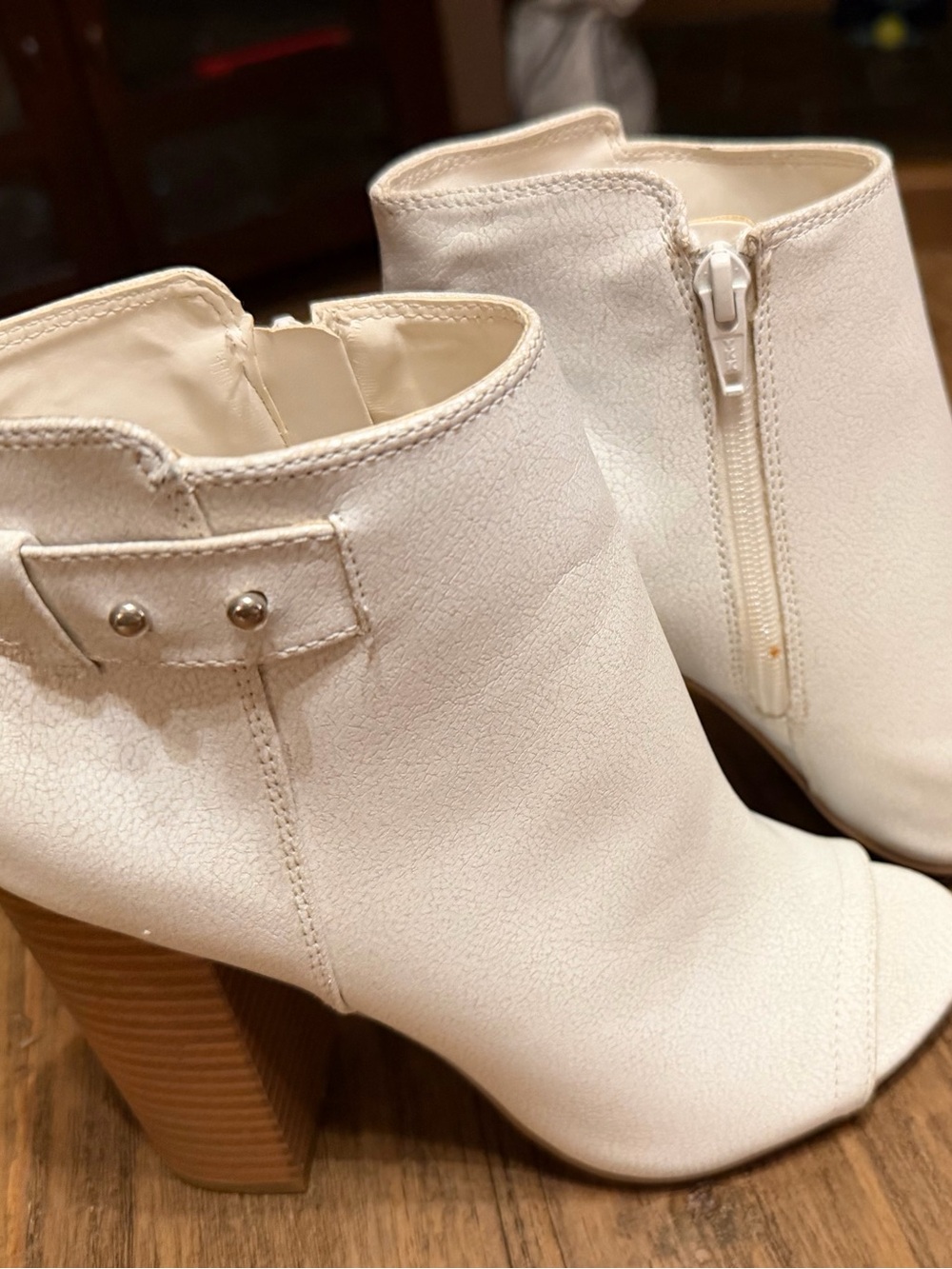 Rock & Republic White Peep-Toe Ankle Booties with Stacked Heel size 7